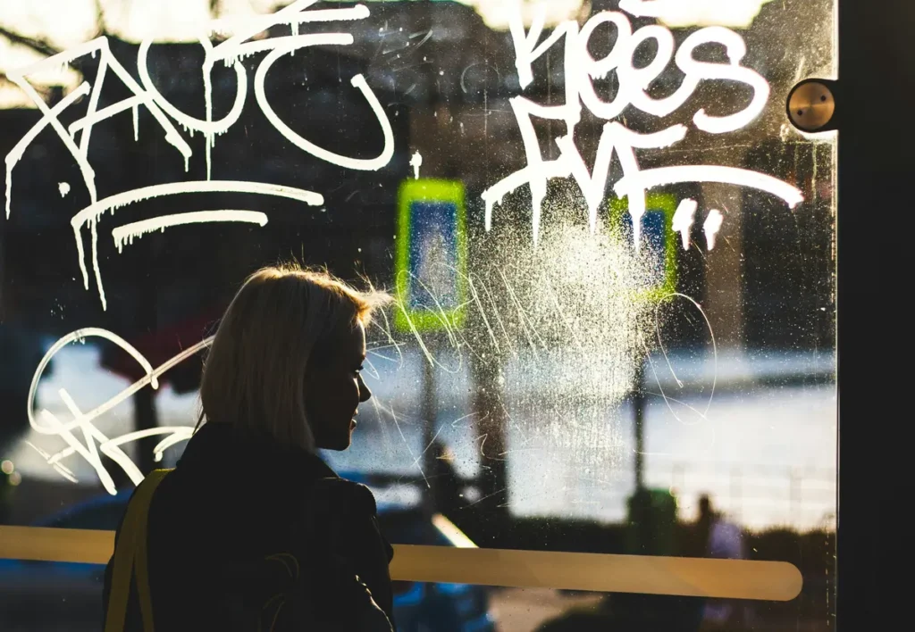 Graffiti auf Glas: Was hilft wirklich dauerhaft?