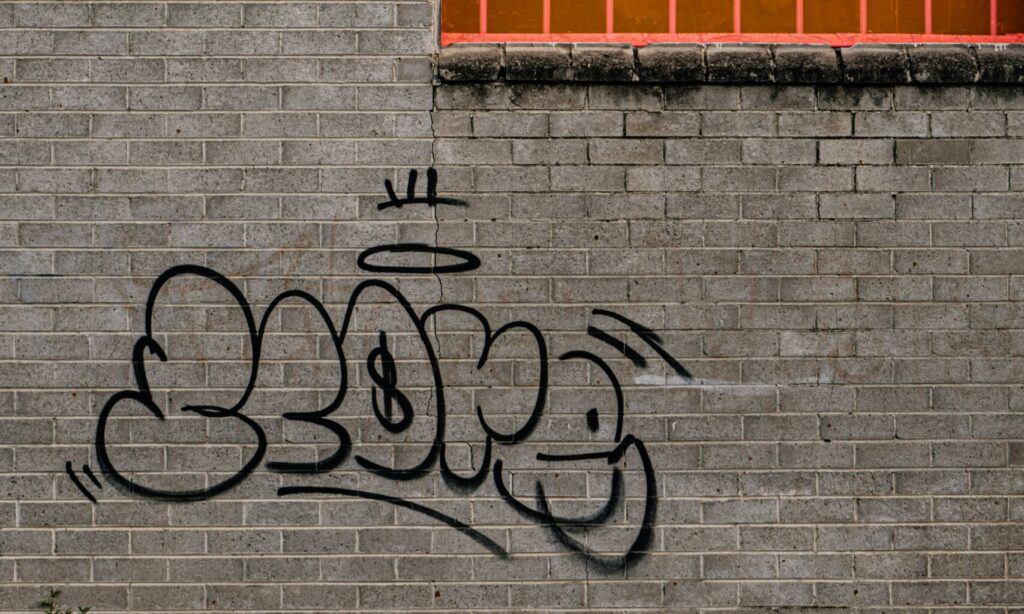 Warum Putzfassaden bei Graffiti so schwer zu reinigen sind