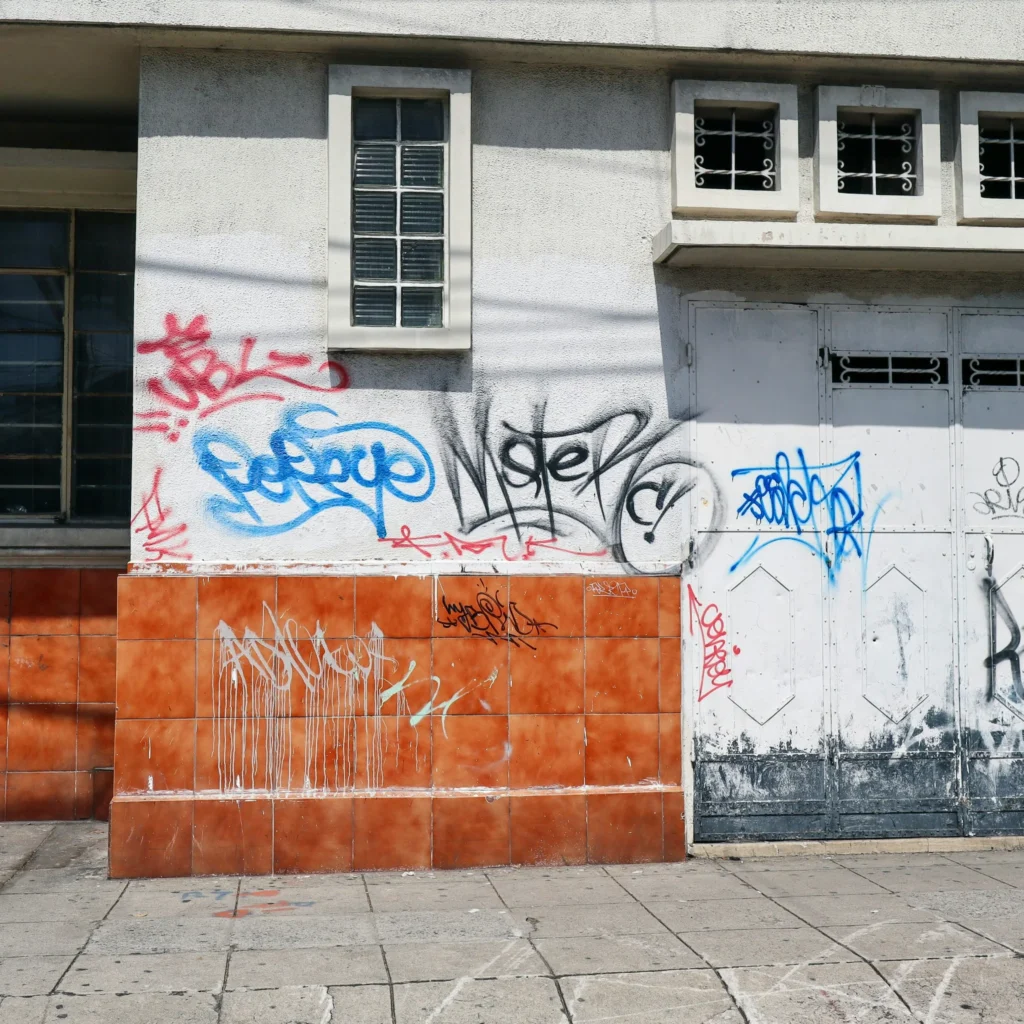 Graffiti auf Putzfassaden: Warum Reinigen das falsche Mittel ist