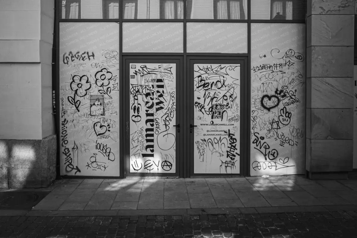 Fassadenschäden durch Vandalismus: Was Hausverwaltungen wirklich bezahlen