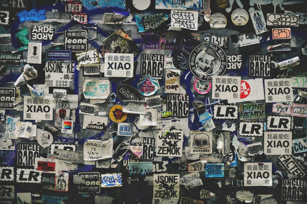 Aufkleber und Sticker auf Glas: Warum Abkratzen mehr Schaden anrichtet als nützt
