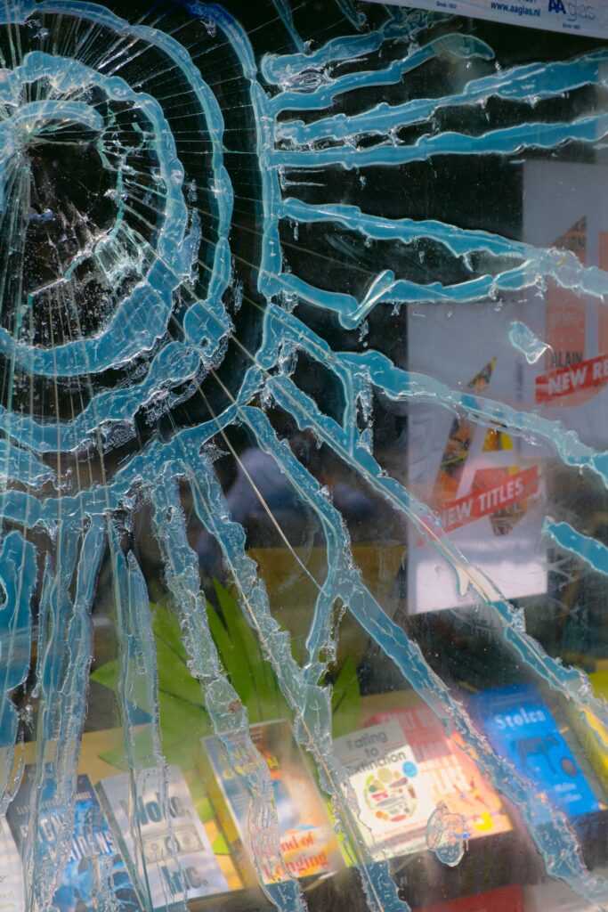 Glasbruch im Treppenhaus: Wer haftet und wie man vorsorgt