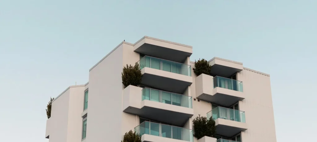 Was Wohnungsbaugesellschaften von privaten Hausverwaltungen bei Instandhaltung lernen können